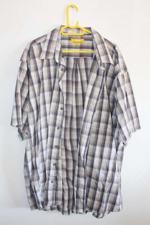 A wonderful collection of five HIGH QUALITY Men's shirts including a Marlboro shirt!!