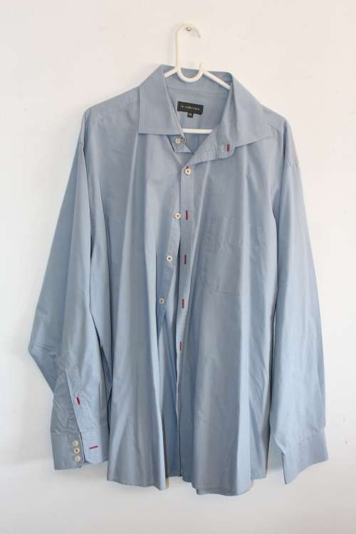 A wonderful collection of five HIGH QUALITY Men's shirts including a Marlboro shirt!!