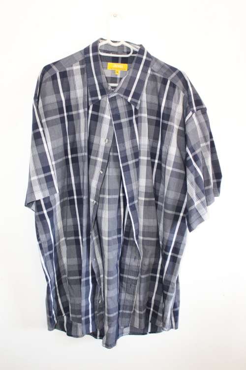 A wonderful collection of five HIGH QUALITY Men's shirts including a Marlboro shirt!!