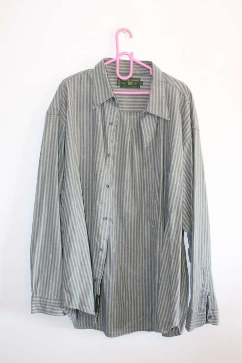 A wonderful collection of five HIGH QUALITY Men's shirts including a Marlboro shirt!!