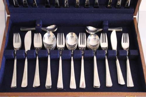Beautifully presented 56 piece Eetrite stainless steel cutlery set (Impulse pattern) in its canteen