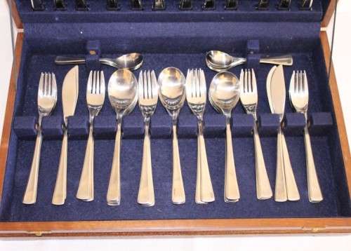 Beautifully presented 56 piece Eetrite stainless steel cutlery set (Impulse pattern) in its canteen