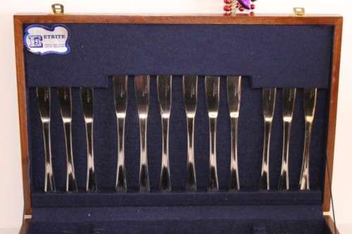 Beautifully presented 56 piece Eetrite stainless steel cutlery set (Impulse pattern) in its canteen
