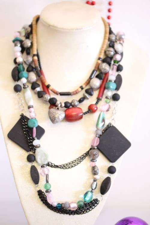 **RS17** A gorgeous collection of 5x assorted ladies beaded necklaces in great condition