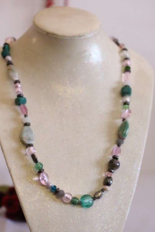**RS17** A gorgeous collection of 5x assorted ladies beaded necklaces in great condition
