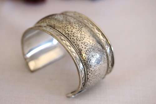 An incredible collection of 5x assorted silver metal bracelets and bangles; prefect stocking fillers