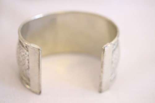 An incredible collection of 5x assorted silver metal bracelets and bangles; prefect stocking fillers