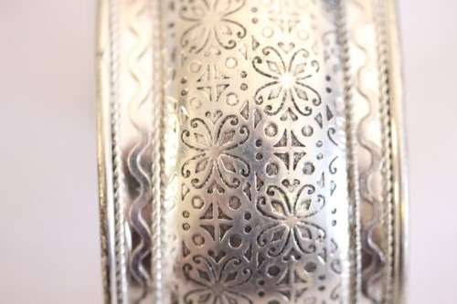 An incredible collection of 5x assorted silver metal bracelets and bangles; prefect stocking fillers