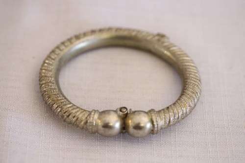 An incredible collection of 5x assorted silver metal bracelets and bangles; prefect stocking fillers