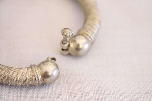 An incredible collection of 5x assorted silver metal bracelets and bangles; prefect stocking fillers