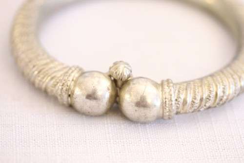 An incredible collection of 5x assorted silver metal bracelets and bangles; prefect stocking fillers