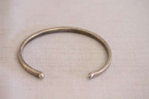 An incredible collection of 5x assorted silver metal bracelets and bangles; prefect stocking fillers