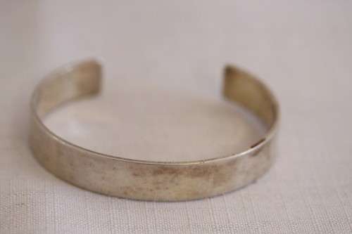 An incredible collection of 5x assorted silver metal bracelets and bangles; prefect stocking fillers