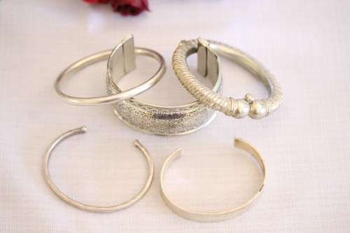 An incredible collection of 5x assorted silver metal bracelets and bangles; prefect stocking fillers