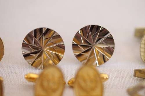 **RS17** A collection of 9x assorted vintage gents cuff link sets incl silver & gold plated sets