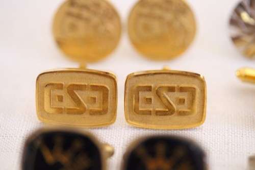 **RS17** A collection of 9x assorted vintage gents cuff link sets incl silver & gold plated sets