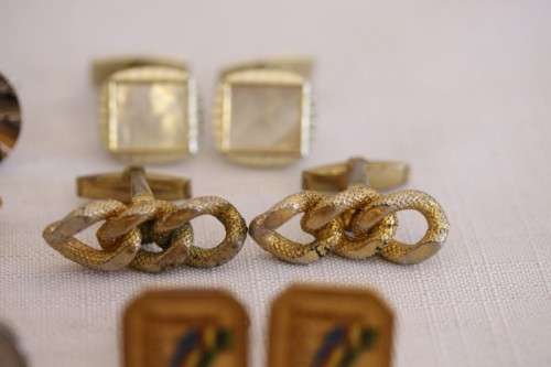 **RS17** A collection of 9x assorted vintage gents cuff link sets incl silver & gold plated sets