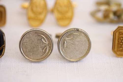 **RS17** A collection of 9x assorted vintage gents cuff link sets incl silver & gold plated sets