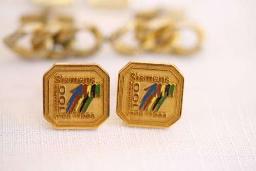 **RS17** A collection of 9x assorted vintage gents cuff link sets incl silver & gold plated sets