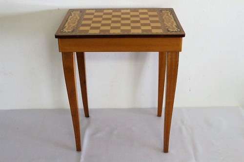 Amazing vintage Italian made marquetry inlay chess table w/ a red lined interior in great condition