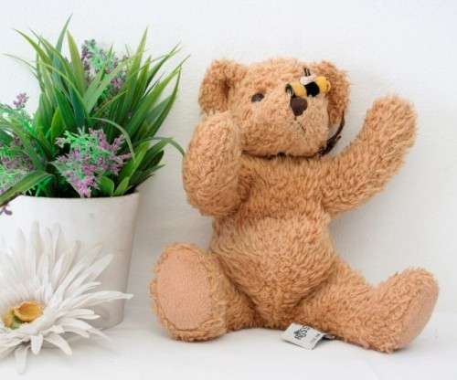 A gorgeous and well made original Russ (teddy) bear by the name of "Buzz" in awesome condition