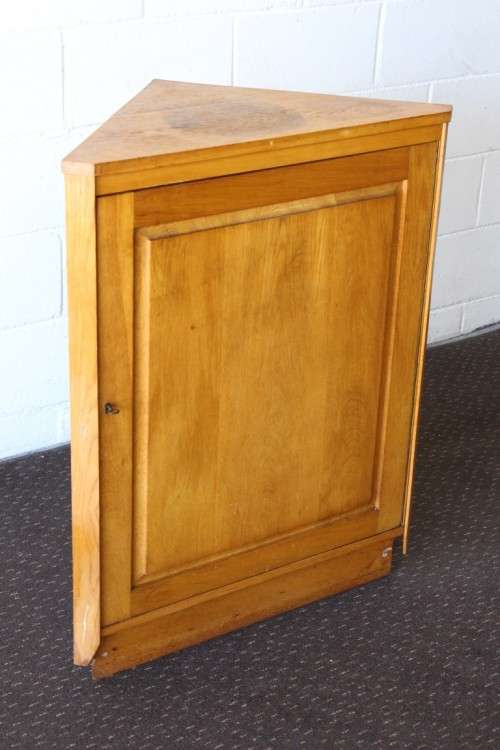 A lovely Oak single-door corner cabinet with shelves on the inside. Perfect for smaller spaces!!