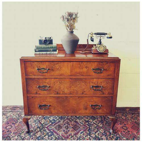 A magnificent Georgian-style Walnut chest of drawers with Queen Anne legs and three spacious drawers