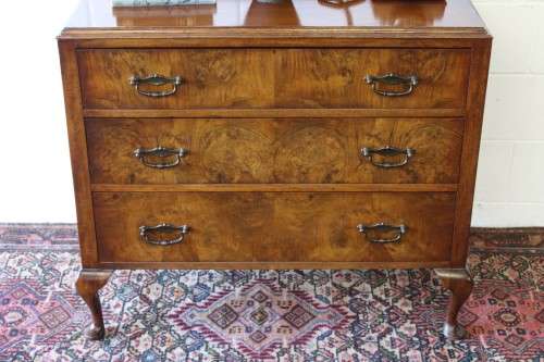 A magnificent Georgian-style Walnut chest of drawers with Queen Anne legs and three spacious drawers