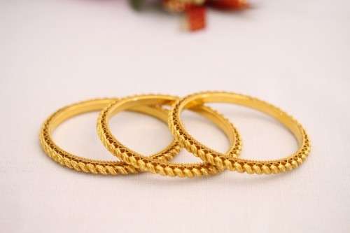 A magnificent solid 22ct gold ladies bangle w/ intricate detailing in awesome condition price/bangle