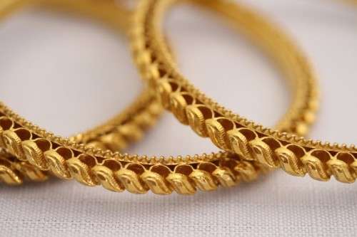 A magnificent solid 22ct gold ladies bangle w/ intricate detailing in awesome condition price/bangle