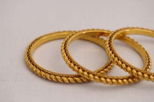 A magnificent solid 22ct gold ladies bangle w/ intricate detailing in awesome condition price/bangle