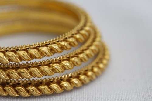 A magnificent solid 22ct gold ladies bangle w/ intricate detailing in awesome condition price/bangle