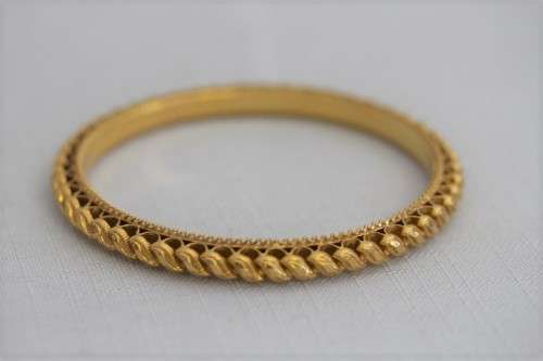 A magnificent solid 22ct gold ladies bangle w/ intricate detailing in awesome condition price/bangle
