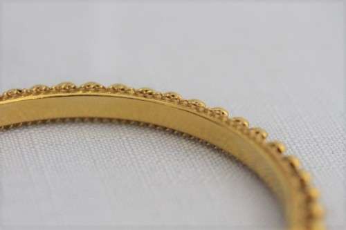 A magnificent solid 22ct gold ladies bangle w/ intricate detailing in awesome condition price/bangle