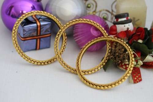 A magnificent solid 22ct gold ladies bangle w/ intricate detailing in awesome condition price/bangle