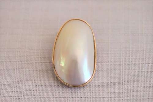 A magnificent 9ct yellow gold pendant brooch with an XL genuine Mabe pearl in superb condition