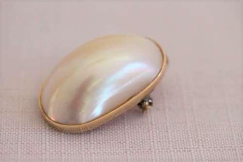 A magnificent 9ct yellow gold pendant brooch with an XL genuine Mabe pearl in superb condition