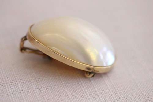 A magnificent 9ct yellow gold pendant brooch with an XL genuine Mabe pearl in superb condition