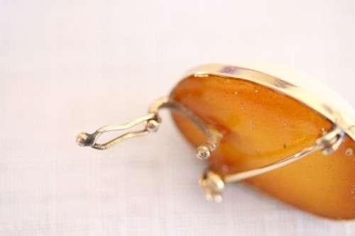 A magnificent 9ct yellow gold pendant brooch with an XL genuine Mabe pearl in superb condition