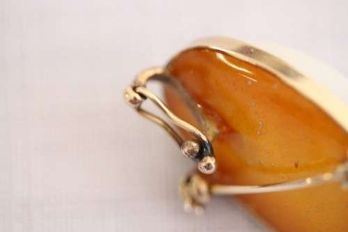 A magnificent 9ct yellow gold pendant brooch with an XL genuine Mabe pearl in superb condition