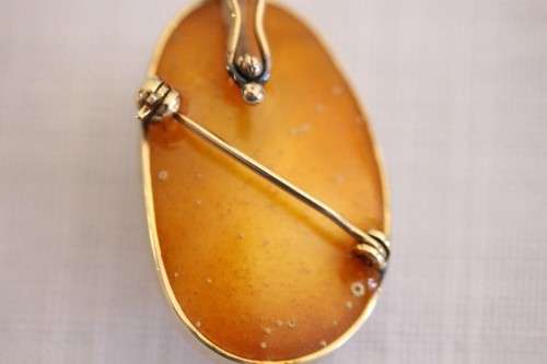 A magnificent 9ct yellow gold pendant brooch with an XL genuine Mabe pearl in superb condition