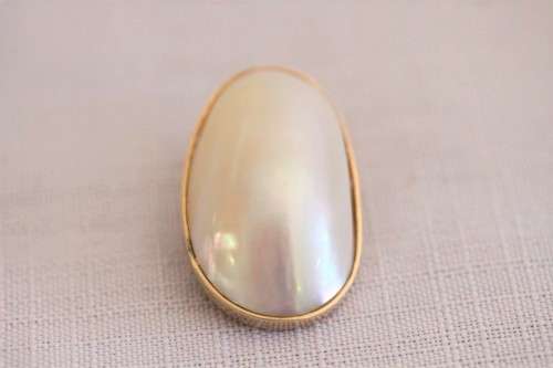A magnificent 9ct yellow gold pendant brooch with an XL genuine Mabe pearl in superb condition
