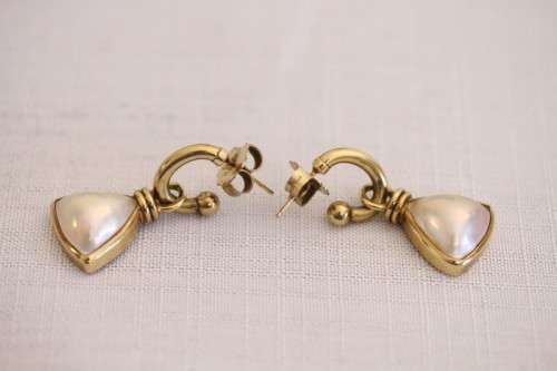 An awesome pair of top-quality 9ct gold earrings with genuine large cultured tri-angular Mabe pearls