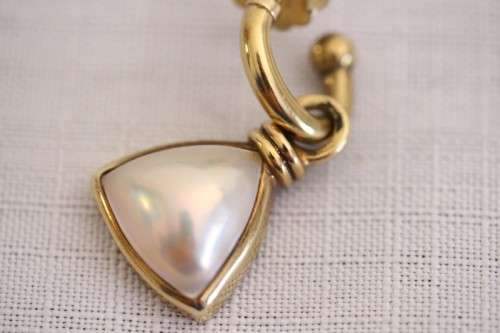 An awesome pair of top-quality 9ct gold earrings with genuine large cultured tri-angular Mabe pearls