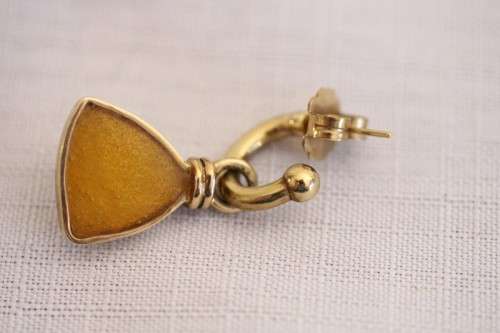 An awesome pair of top-quality 9ct gold earrings with genuine large cultured tri-angular Mabe pearls