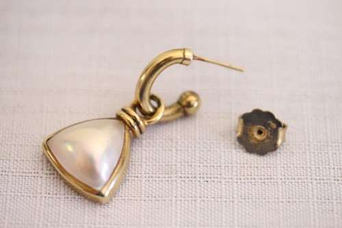 An awesome pair of top-quality 9ct gold earrings with genuine large cultured tri-angular Mabe pearls