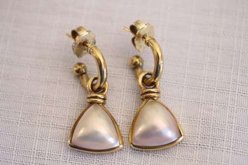 An awesome pair of top-quality 9ct gold earrings with genuine large cultured tri-angular Mabe pearls