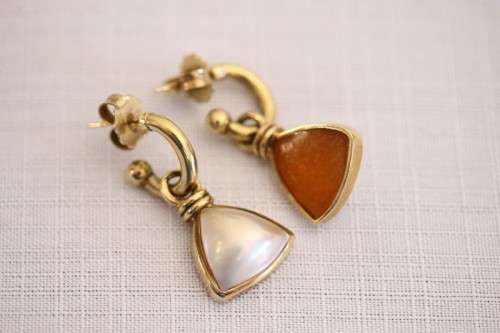 An awesome pair of top-quality 9ct gold earrings with genuine large cultured tri-angular Mabe pearls