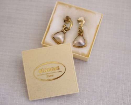 An awesome pair of top-quality 9ct gold earrings with genuine large cultured tri-angular Mabe pearls