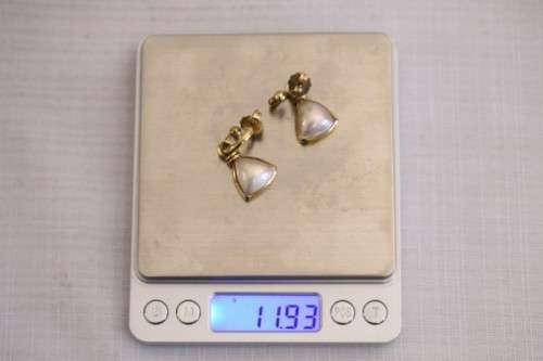 An awesome pair of top-quality 9ct gold earrings with genuine large cultured tri-angular Mabe pearls
